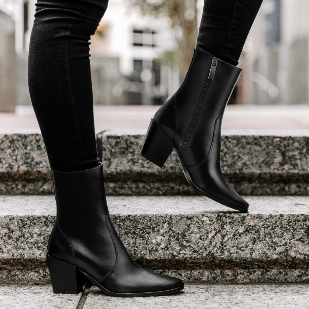 https://cdn.shopify.com/s/files/1/0419/1525/files/1024x1024-WMN-SohoZip-Black-012726-1.jpg?v=1769812391