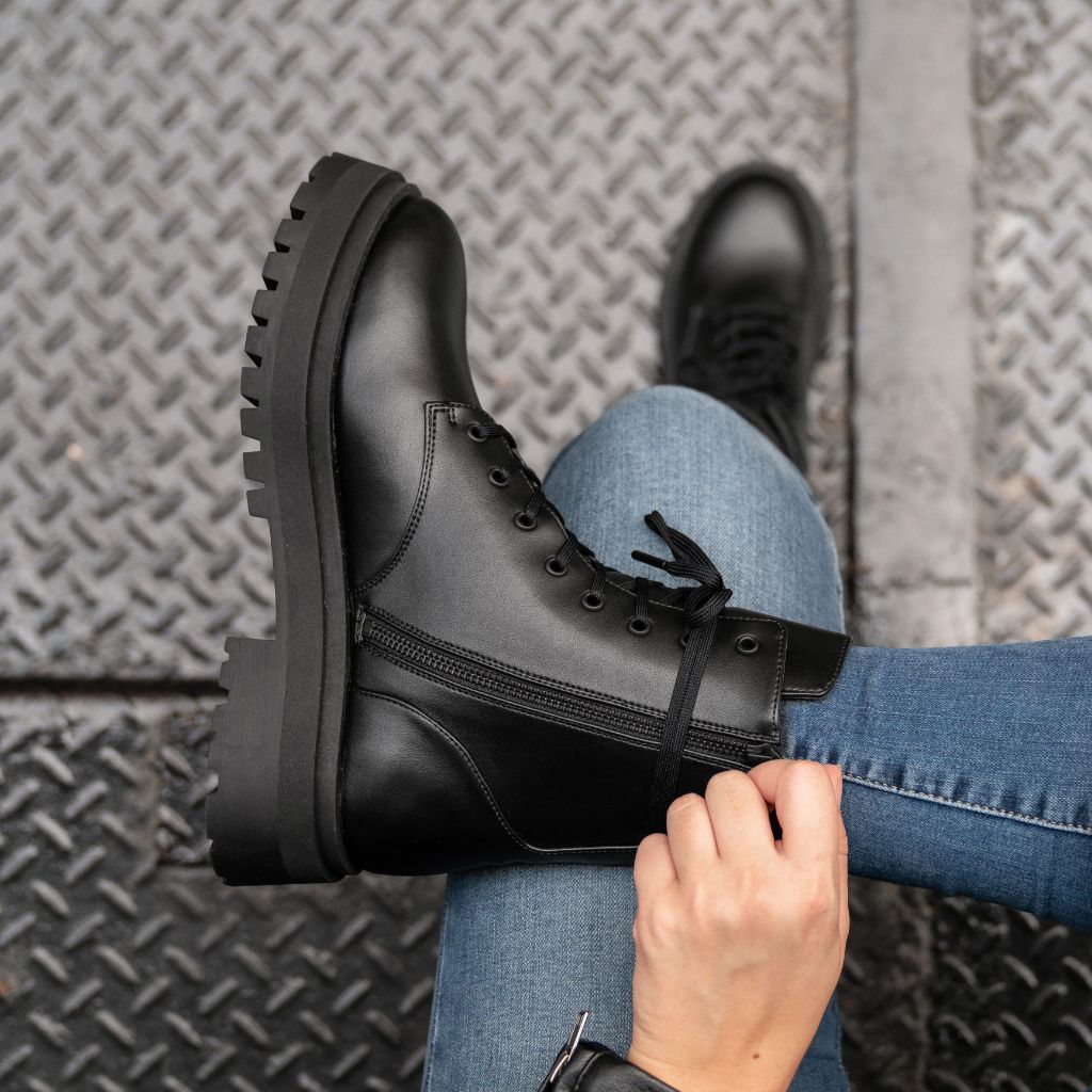 https://cdn.shopify.com/s/files/1/0419/1525/files/1024x1024-Women-Dolce-Black-090523-2.jpg?v=1695064586