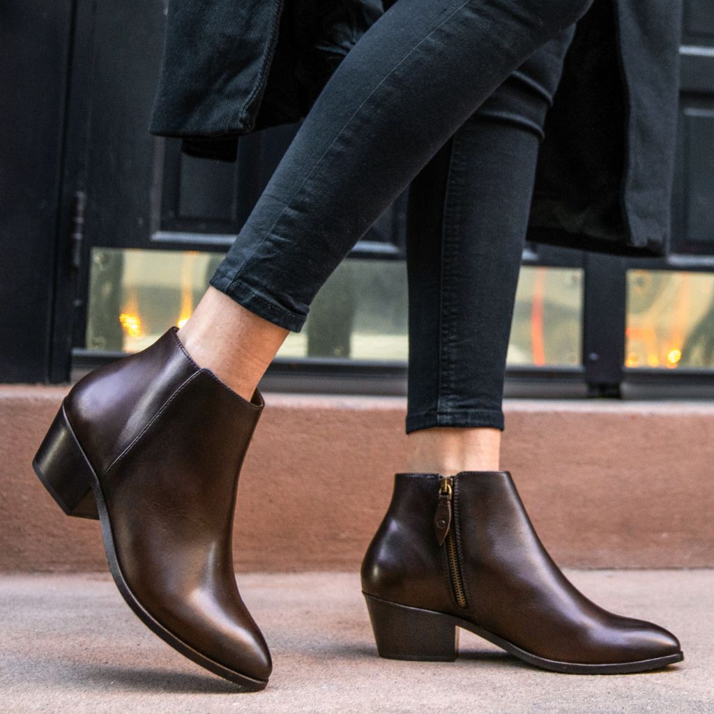 https://cdn.shopify.com/s/files/1/0419/1525/files/1024x1024-Women-Downtown-OldEnglish-112923-1.jpg?v=1702513261
