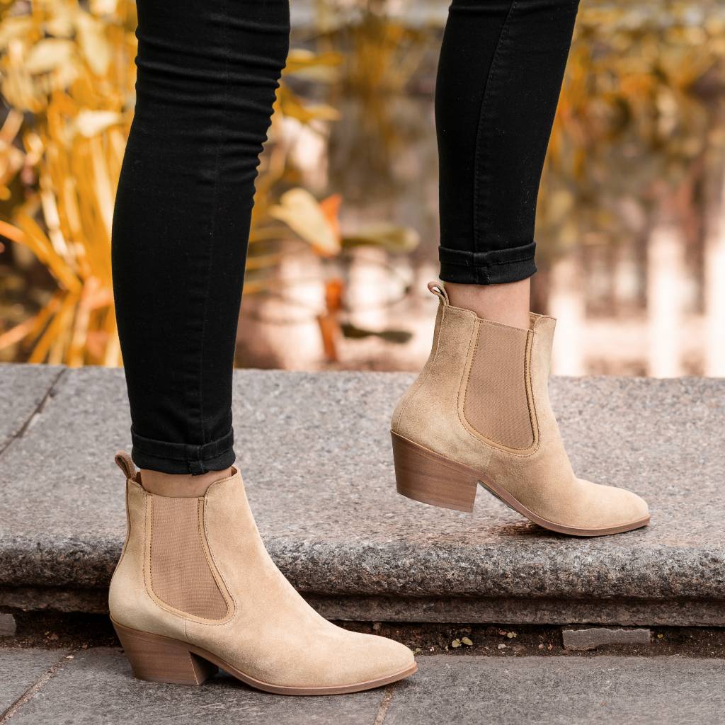 https://cdn.shopify.com/s/files/1/0419/1525/products/1024x1024-Women-DuchessBootie-Dune-091421-2_0b6a98dc-202b-4ae3-a254-ccc654cf66eb.jpg?v=1632404436