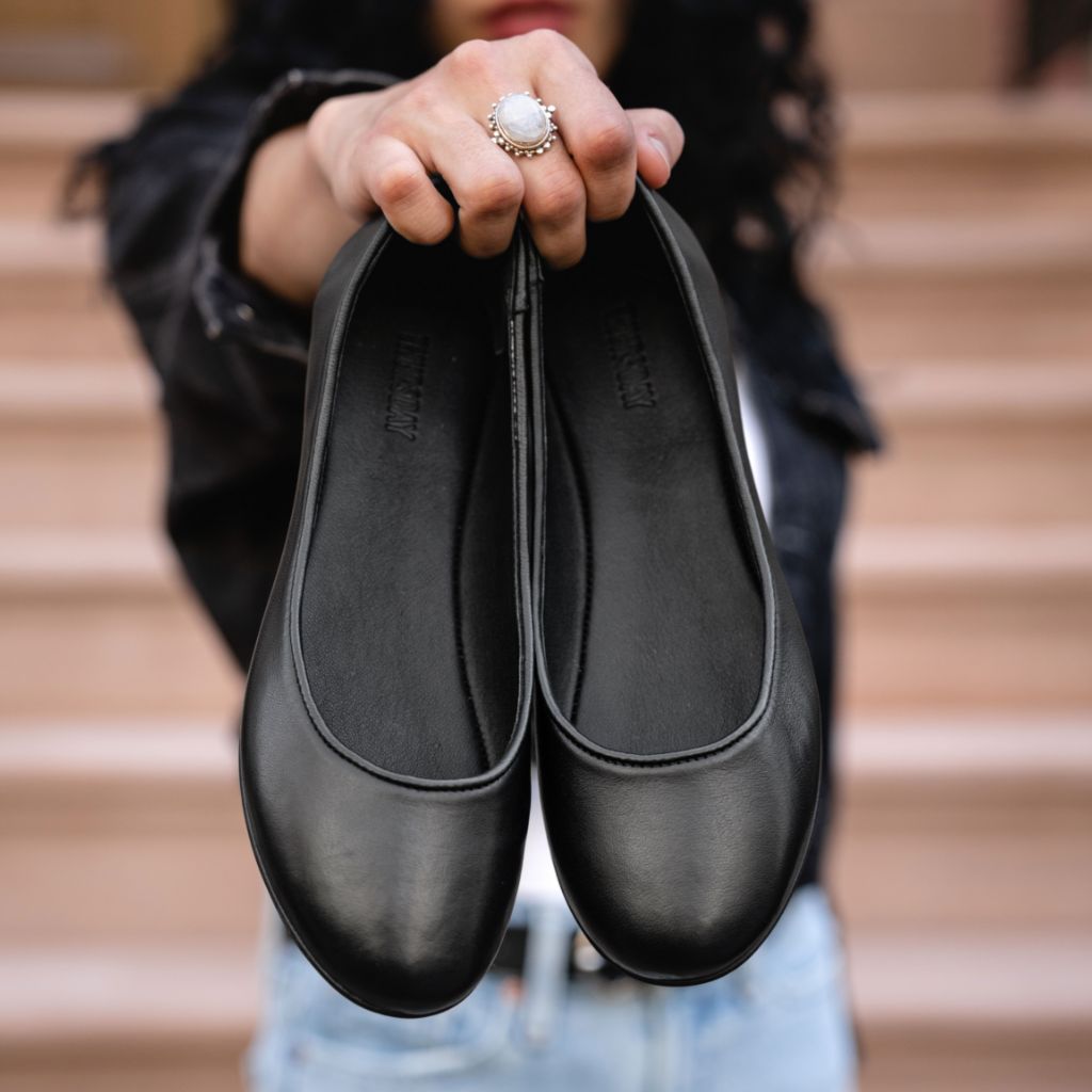 https://cdn.shopify.com/s/files/1/0419/1525/files/1024x1024-Women-Feliz-Black-042723-3.jpg?v=1683570599