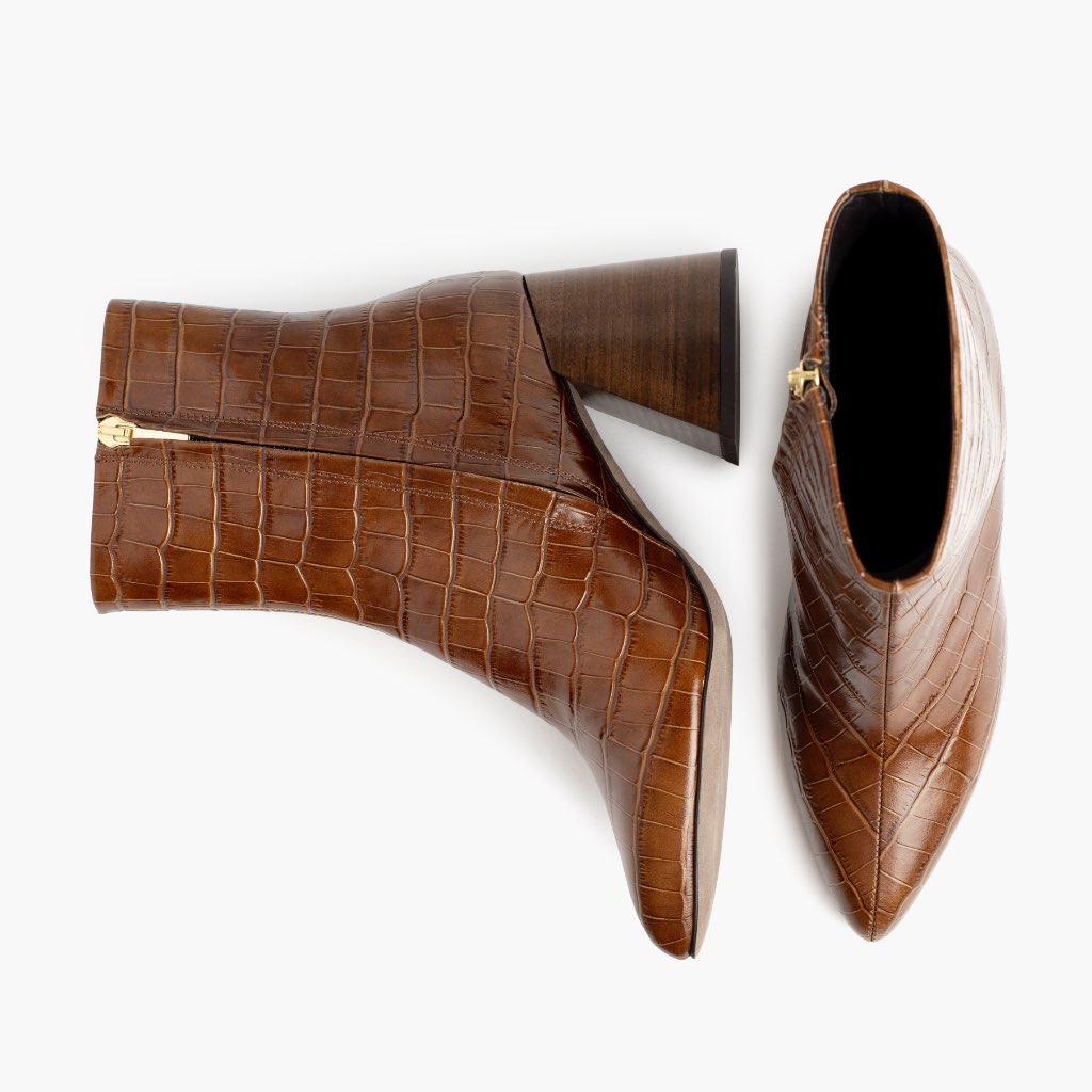 https://cdn.shopify.com/s/files/1/0419/1525/products/1024x1024-Women-Heartbreaker-Saddle-081321-Flatlay1.jpg?v=1629212808