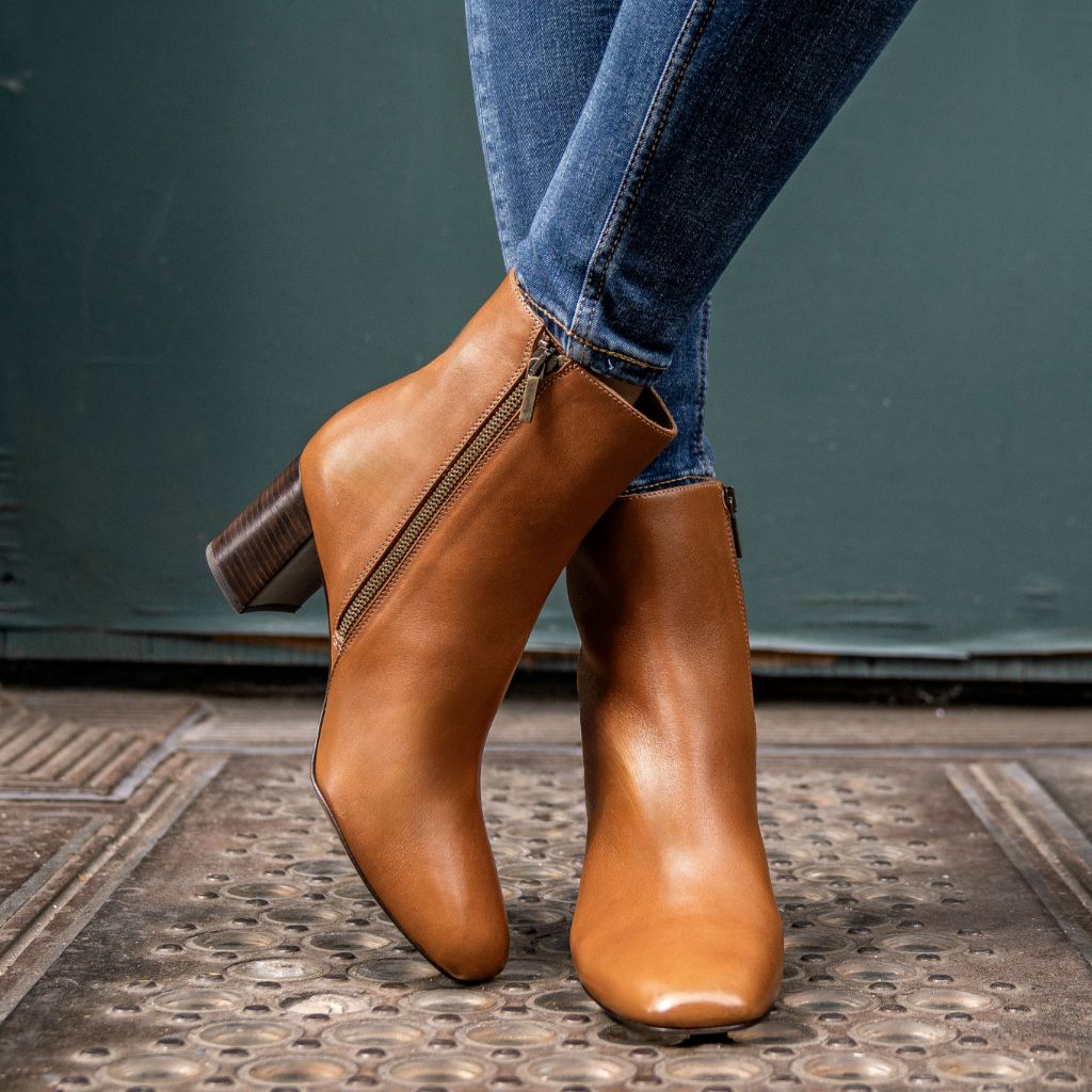 https://cdn.shopify.com/s/files/1/0419/1525/files/1024x1024-Women-HighStandard-Toffee-080923-1.jpg?v=1692046725