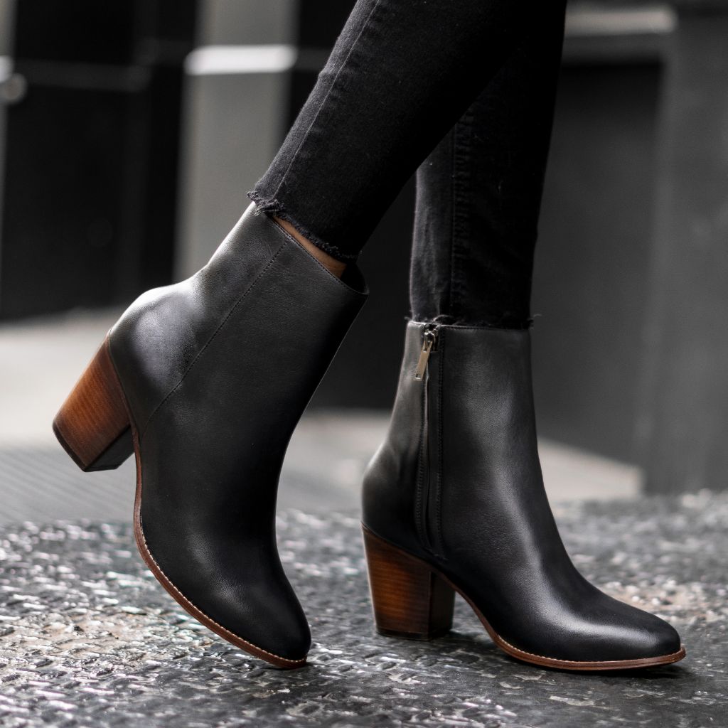 https://cdn.shopify.com/s/files/1/0419/1525/files/1024x1024-Women-Highline-Black-121323-1.jpg?v=1706223481