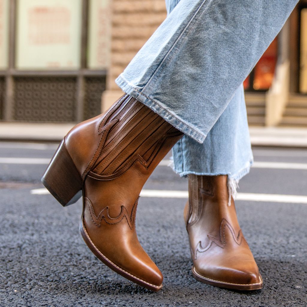 https://cdn.shopify.com/s/files/1/0419/1525/products/1024x1024-Women-Icon-Tan-030723-1.jpg?v=1680544727