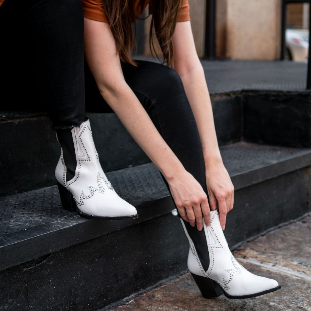 https://cdn.shopify.com/s/files/1/0419/1525/products/1024x1024-Women-Icon-White-082222-2.jpg?v=1661459167