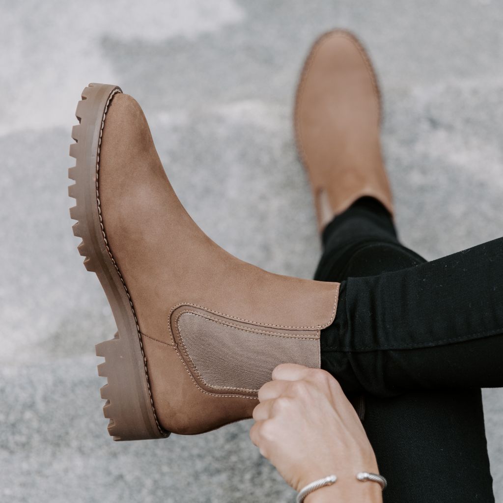 https://cdn.shopify.com/s/files/1/0419/1525/files/1024x1024-Women-Legend-Pebble-101923-1.jpg?v=1698957939