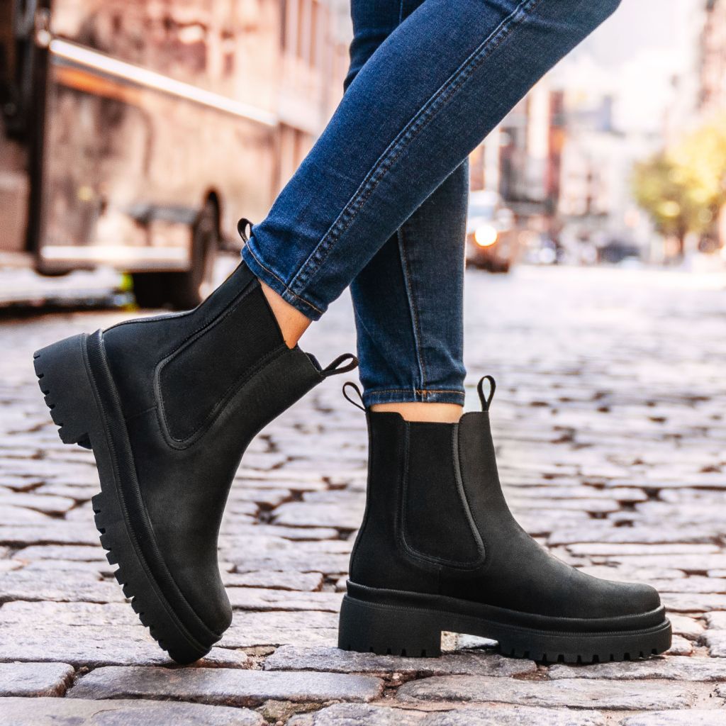 https://cdn.shopify.com/s/files/1/0419/1525/files/1024x1024-Women-LegendPlatform-BlackMatte-101023-1.jpg?v=1697490571