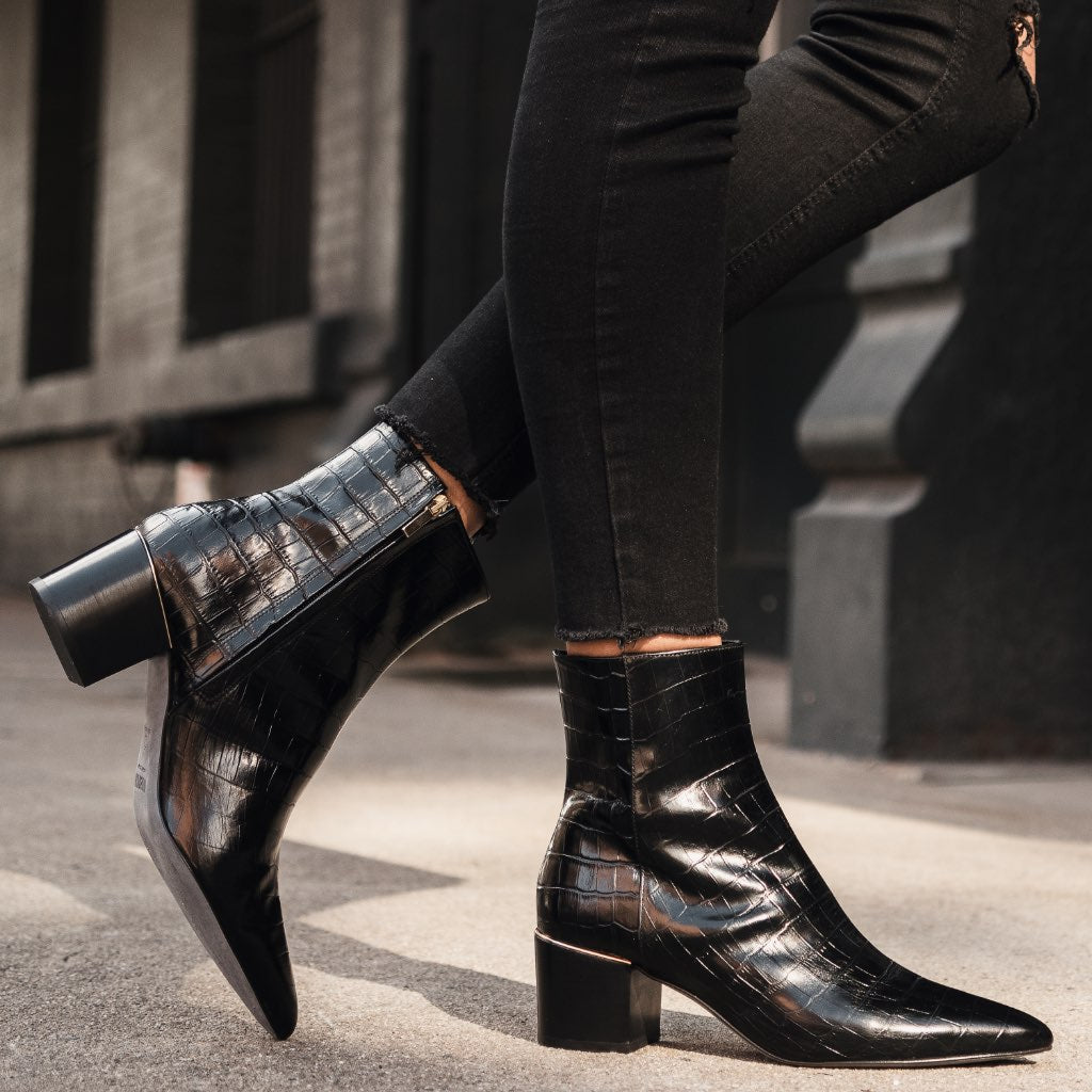 https://cdn.shopify.com/s/files/1/0419/1525/products/1024x1024-Women-Luna-BlackCroco-062821-1.jpg?v=1706221402
