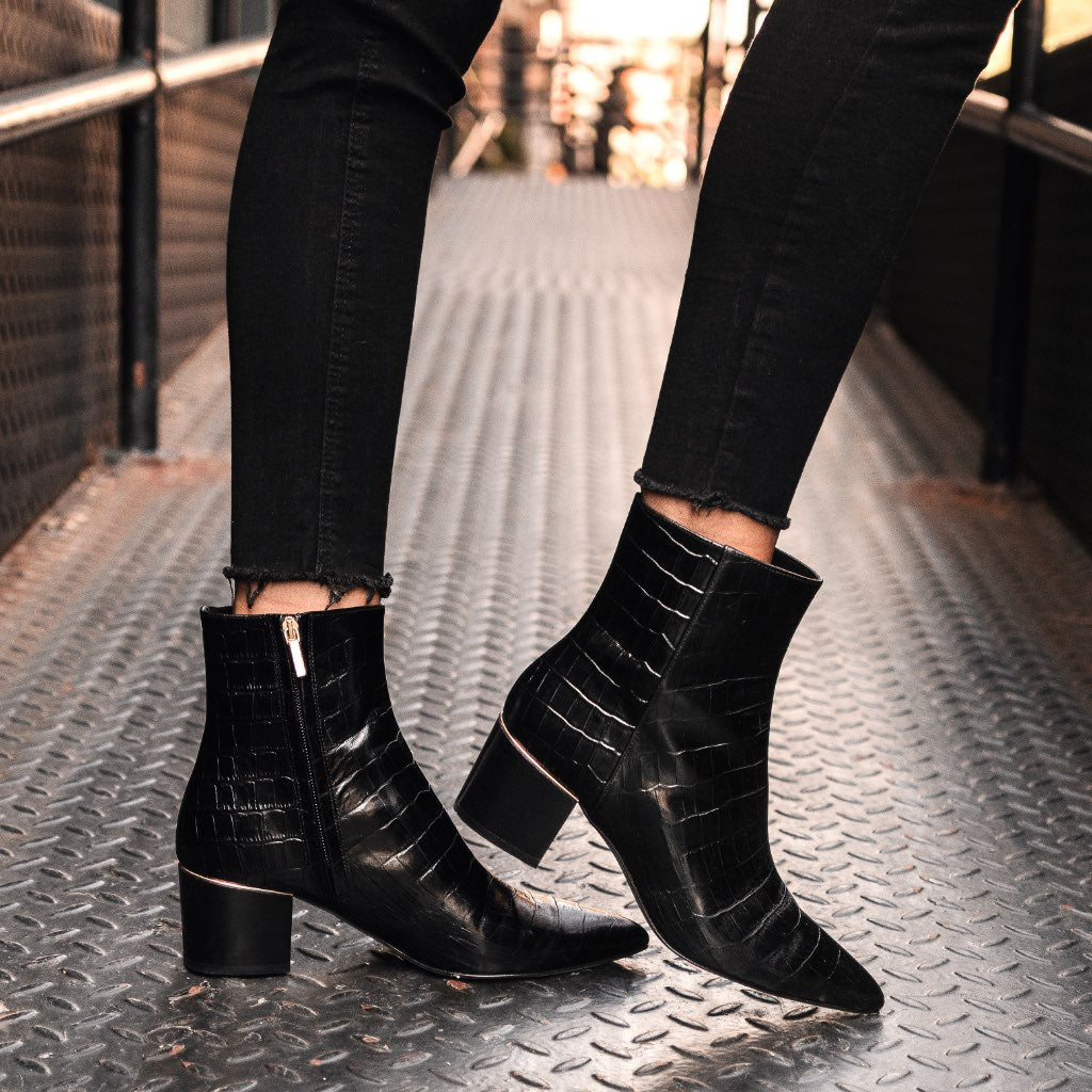 https://cdn.shopify.com/s/files/1/0419/1525/products/1024x1024-Women-Luna-BlackCroco-062821-2_d99ae6cc-b46f-432d-a03b-94d56a1829f3.jpg?v=1706221402