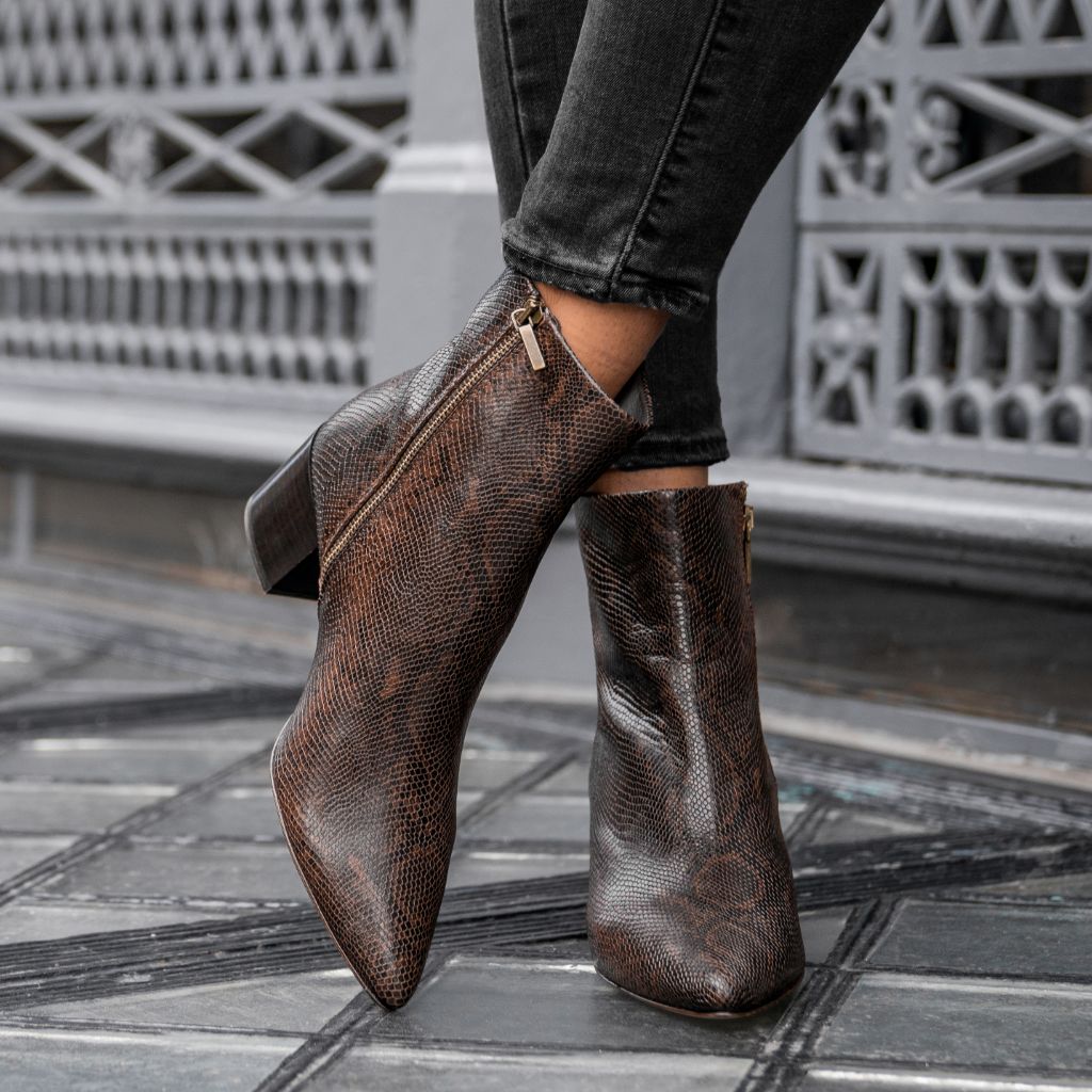 https://cdn.shopify.com/s/files/1/0419/1525/products/1024x1024-Women-Luna-ChocolateSnake-080422-1.jpg?v=1663610837