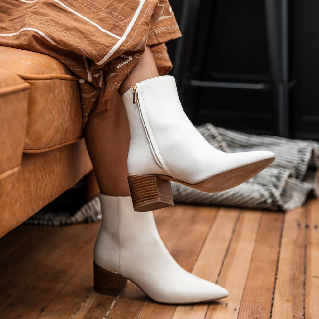 https://cdn.shopify.com/s/files/1/0419/1525/products/1024x1024-Women-Luna-Ecru-101922-3.jpg?v=1668111154