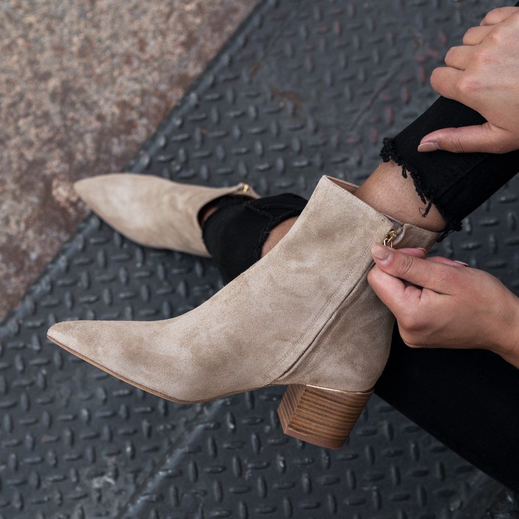 https://cdn.shopify.com/s/files/1/0419/1525/products/1024x1024-Women-Luna-Sand-062821-2_6e70d9a8-58ff-42e7-95ab-ac9a3b3f2fe3.jpg?v=1706221793