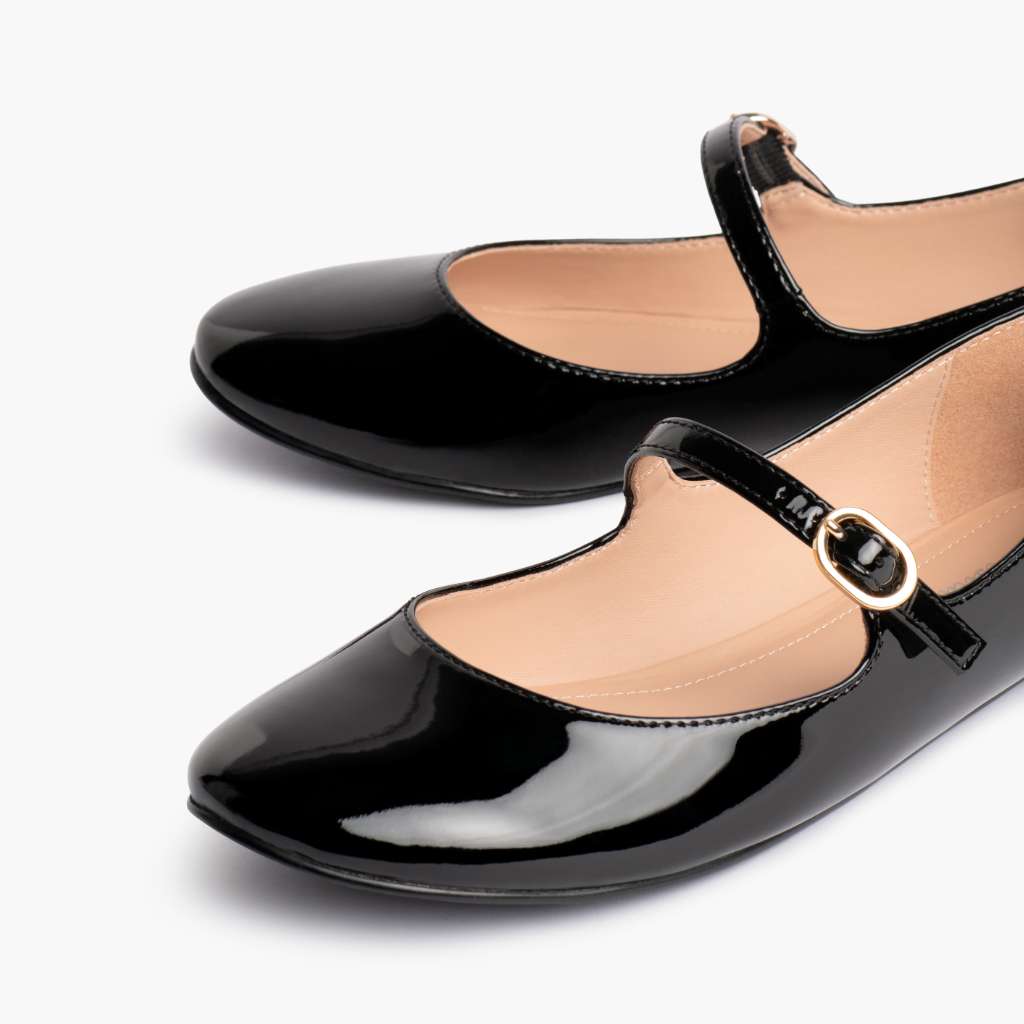 https://cdn.shopify.com/s/files/1/0419/1525/files/1024x1024-Women-MaryJane-BlackPatent-012226-ToeDetail.jpg?v=1771259519
