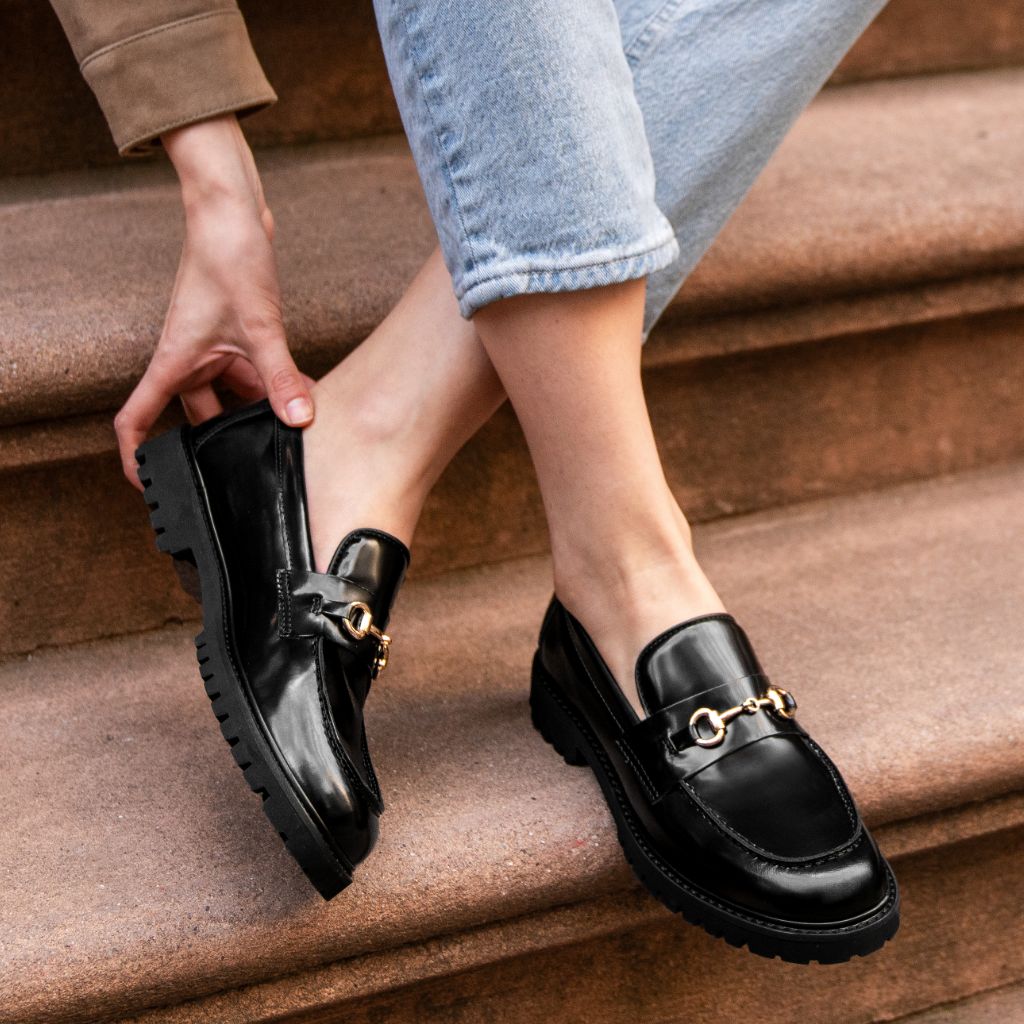 https://cdn.shopify.com/s/files/1/0419/1525/files/1024x1024-Women-Penny-BlackGold-042924-1_dfbe84e5-54a4-439a-89ec-eeecaa687c39.jpg?v=1716584703