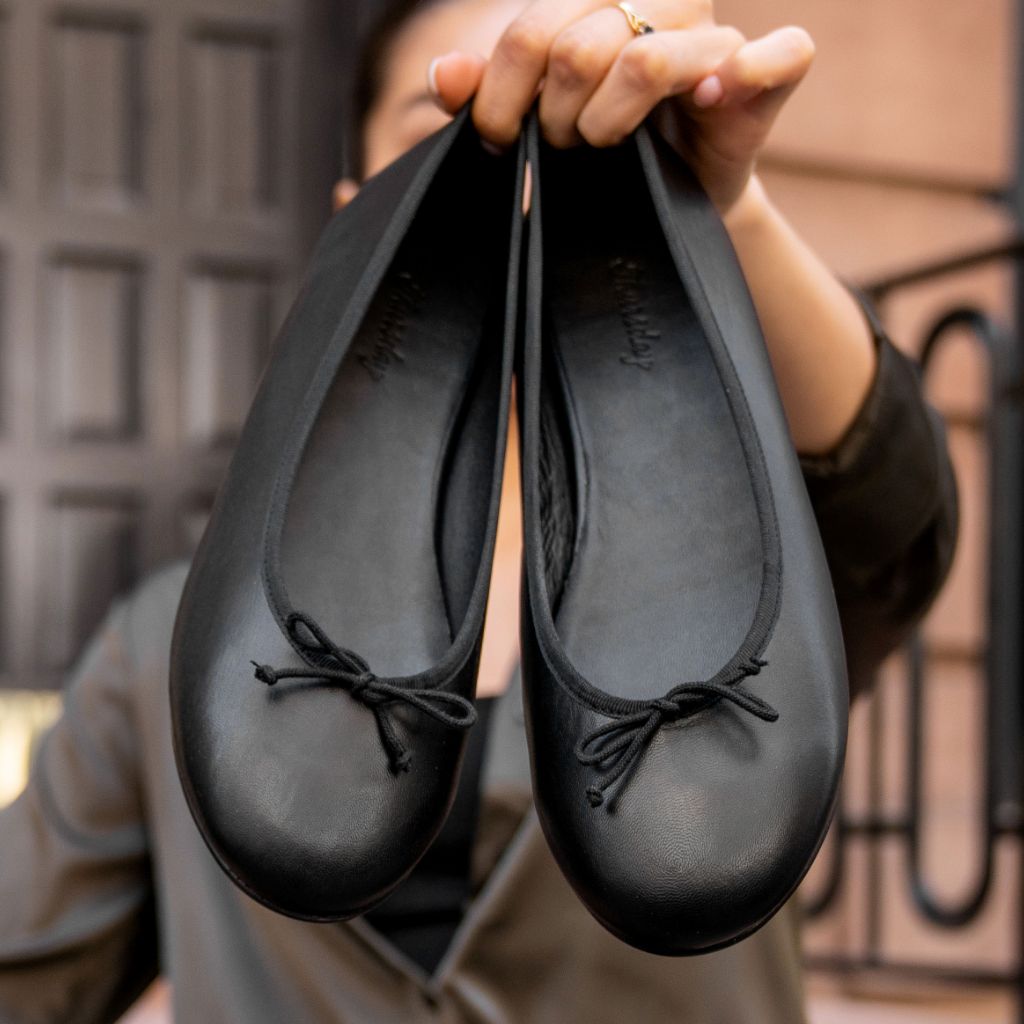 https://cdn.shopify.com/s/files/1/0419/1525/files/1024x1024-Women-Prima-Black-060823-3.jpg?v=1687195249