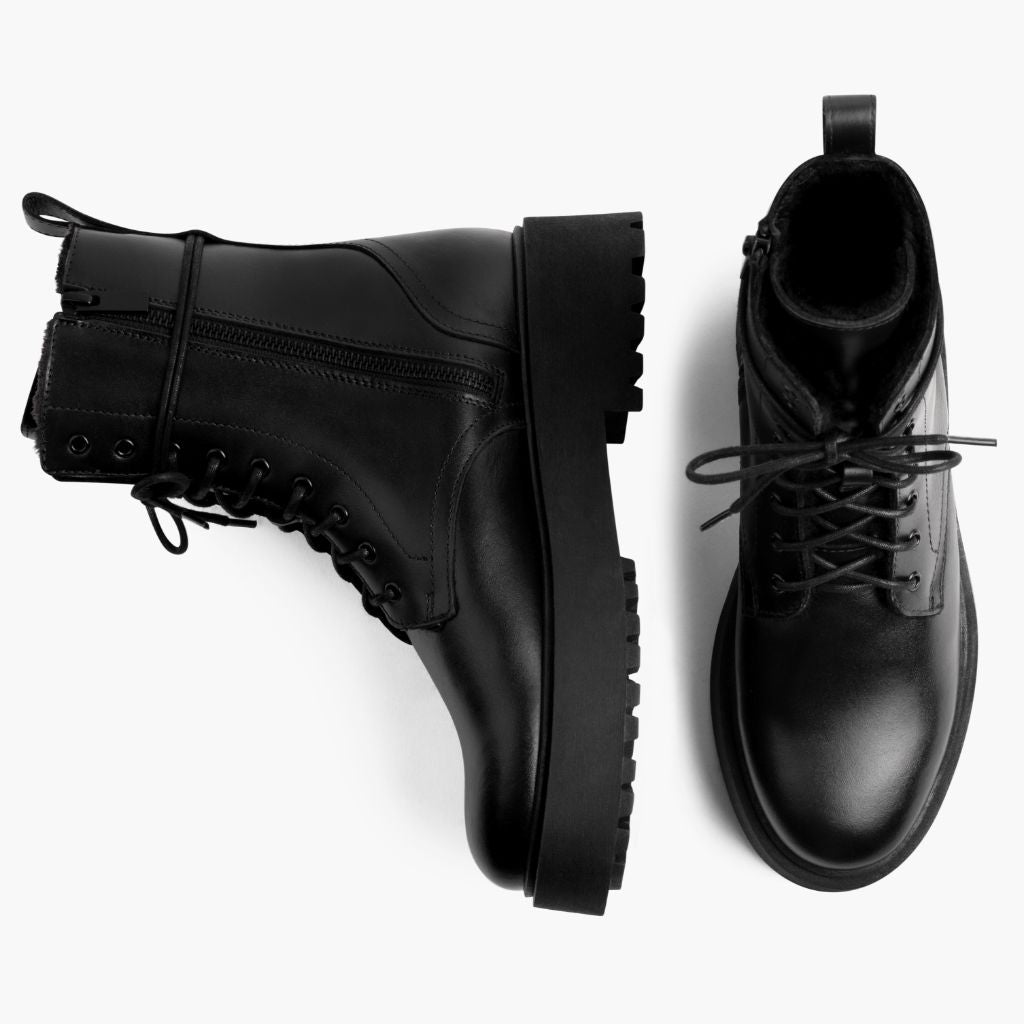 https://cdn.shopify.com/s/files/1/0419/1525/files/1024x1024-Women-Quest-BlackShearling-120224-Flatlay1.jpg?v=1733762465