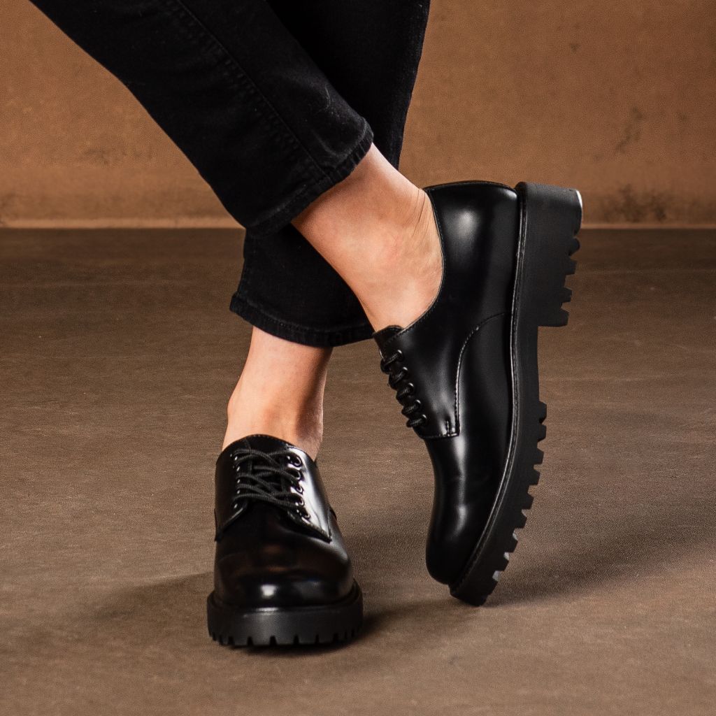 https://cdn.shopify.com/s/files/1/0419/1525/files/1024x1024-Women-Renegade-Black-012324-1.jpg?v=1706223052