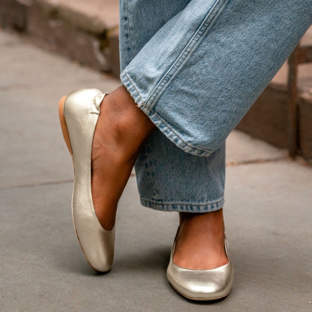 https://cdn.shopify.com/s/files/1/0419/1525/files/1024x1024-Women-Scrunch-Gold-060823-1_ad39c69a-74b9-4d24-8fd7-62194d314652.jpg?v=1704407510