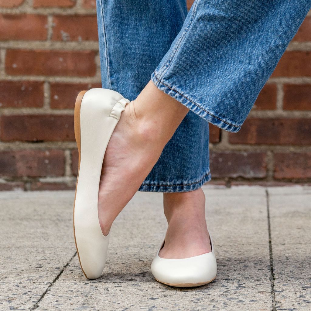 https://cdn.shopify.com/s/files/1/0419/1525/files/1024x1024-Women-Scrunch-Ivory-060823-1.jpg?v=1689014342