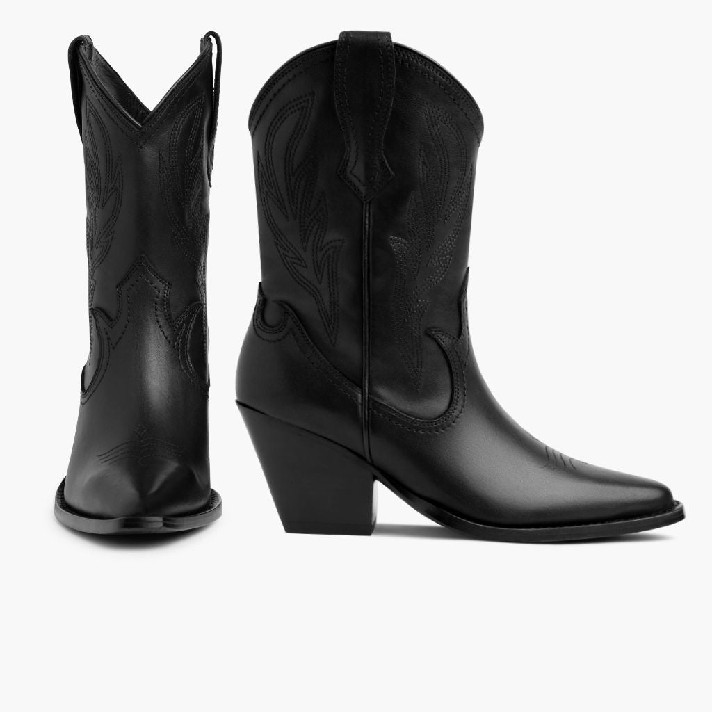 https://cdn.shopify.com/s/files/1/0419/1525/products/1024x1024-Women-Sierra-Black-032823-FrontSide.jpg?v=1680046173