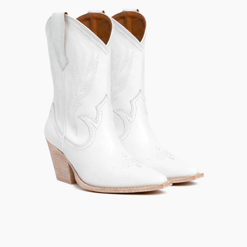 https://cdn.shopify.com/s/files/1/0419/1525/products/1024x1024-Women-Sierra-White-032823-3.4.jpg?v=1680046796