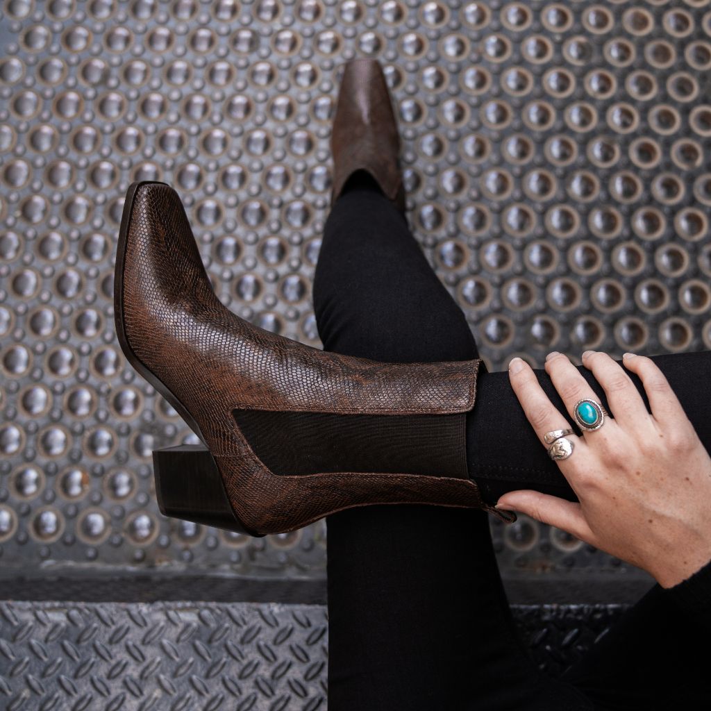 https://cdn.shopify.com/s/files/1/0419/1525/products/1024x1024-Women-Soho-ChocolateSnake-092122-2.jpg?v=1664216450