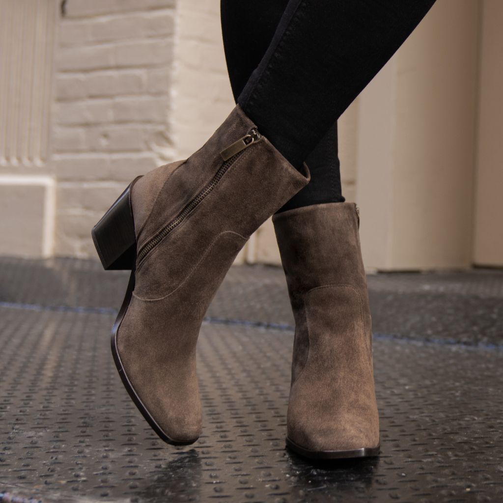 https://cdn.shopify.com/s/files/1/0419/1525/products/1024x1024-Women-Soho-Zip-Aspen-092122-1.jpg?v=1664217465