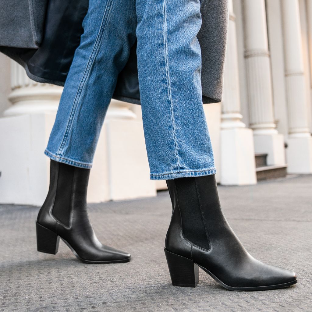 https://cdn.shopify.com/s/files/1/0419/1525/files/1024x1024-Women-SohoBlack-Black-012125-1_771382fc-cd4c-4379-8479-a565b5473ee3.jpg?v=1748986565