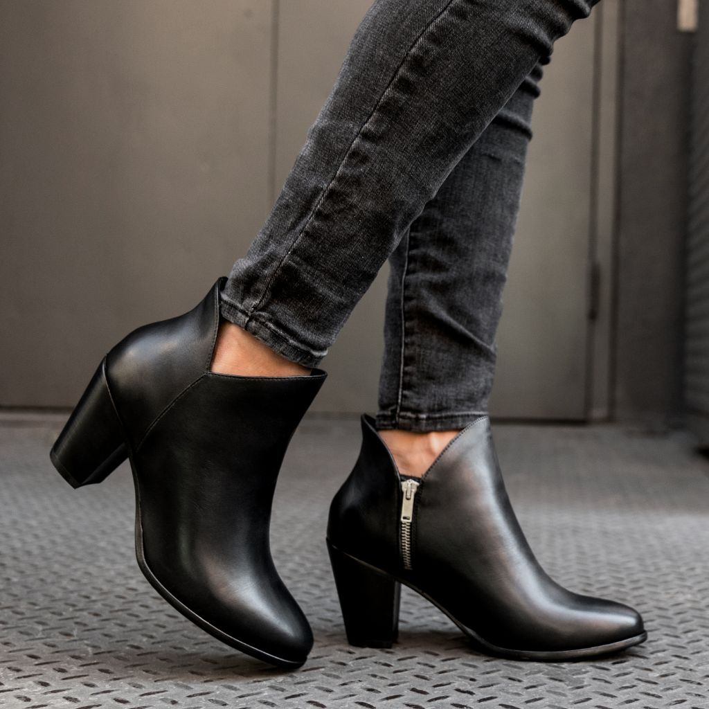 https://cdn.shopify.com/s/files/1/0419/1525/products/1024x1024-Women-Uptown-Black-092022-1.jpg?v=1667344212