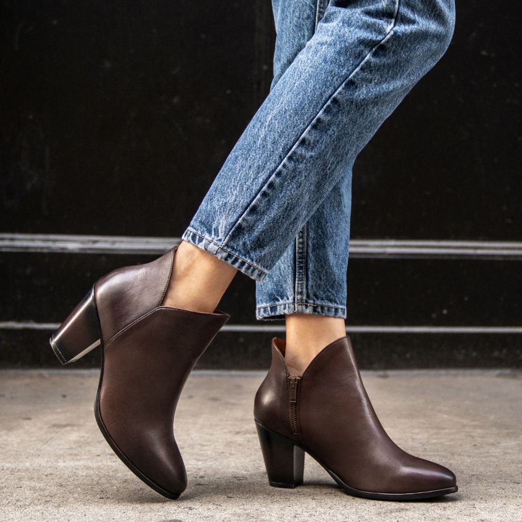 https://cdn.shopify.com/s/files/1/0419/1525/products/1024x1024-Women-Uptown-OldEnglish-102422-1.jpg?v=1667399520