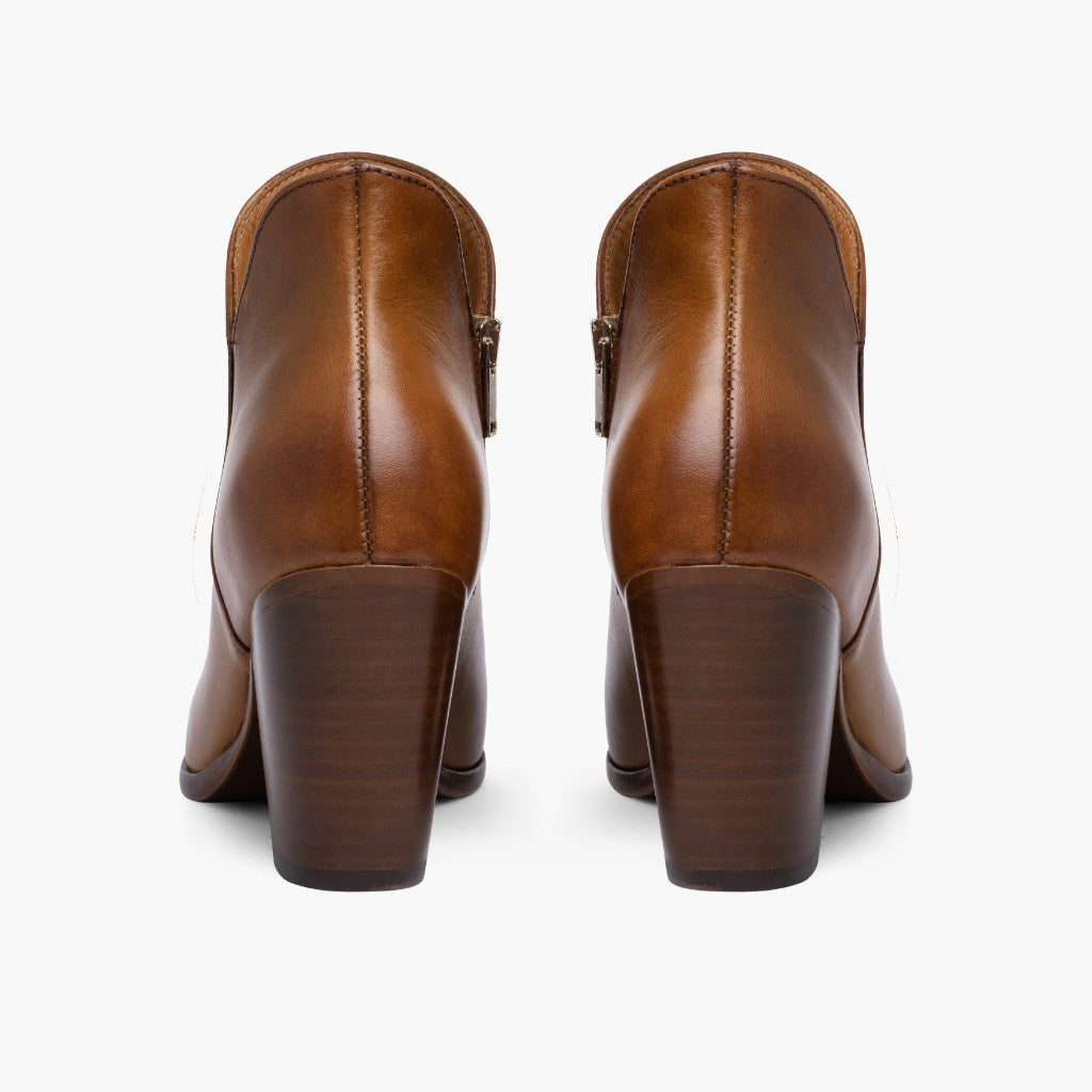https://cdn.shopify.com/s/files/1/0419/1525/products/1024x1024-Women-Uptown-Tan-102122-Rear.jpg?v=1667399568