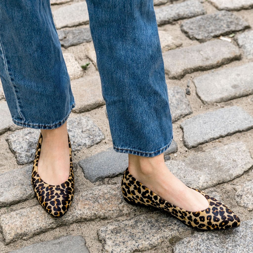 https://cdn.shopify.com/s/files/1/0419/1525/files/1024x1024-Women-VivaBalletFlat-Leopard-060823-1.jpg?v=1687183936
