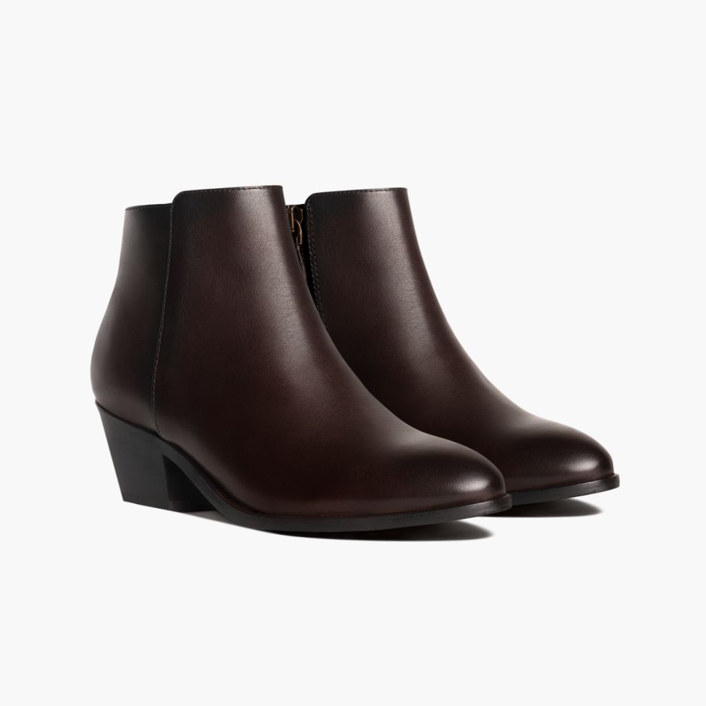 https://cdn.shopify.com/s/files/1/0419/1525/files/1024x1024-Womens-Downtown-OldEnglish-112223-3.4.jpg?v=1702513255