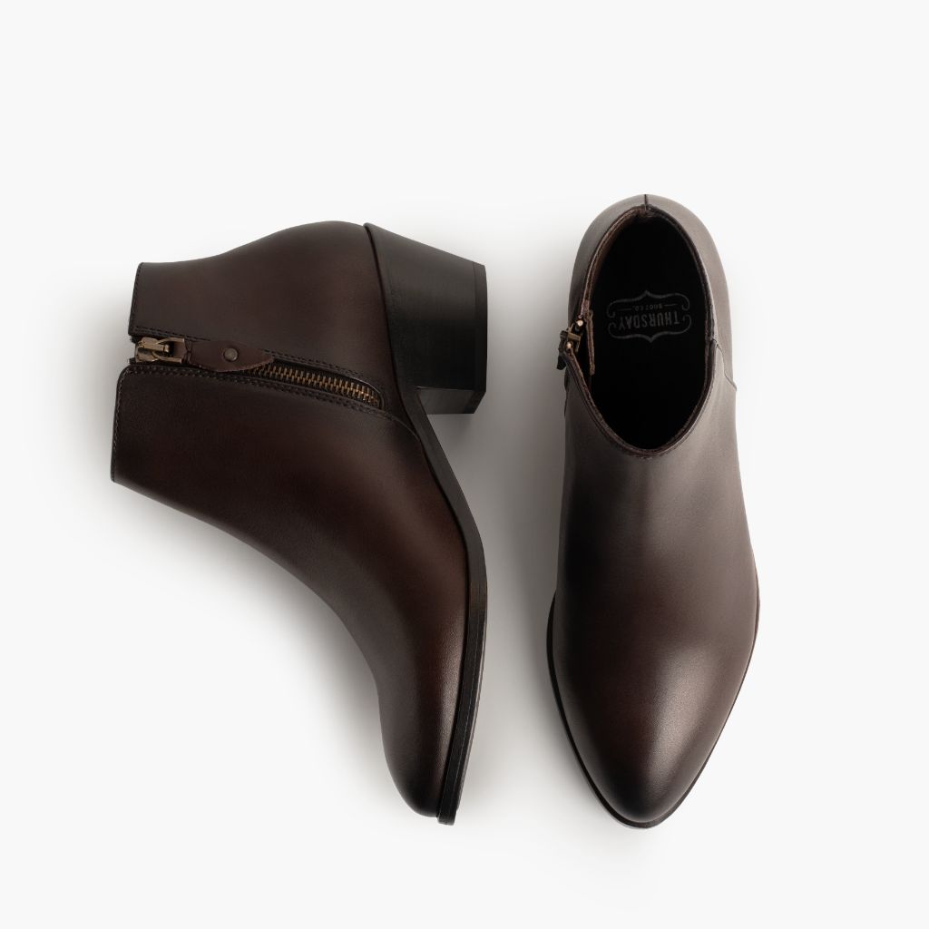https://cdn.shopify.com/s/files/1/0419/1525/files/1024x1024-Womens-Downtown-OldEnglish-112223-Flatlay1.jpg?v=1702513255