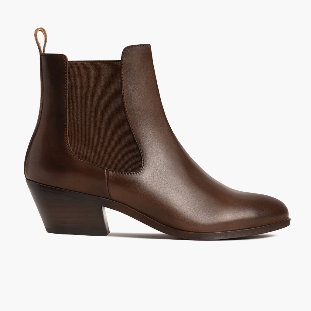https://cdn.shopify.com/s/files/1/0419/1525/files/1024x1024-Womens-DuchessBootie-Amaretto-120623-Side.jpg?v=1702070002