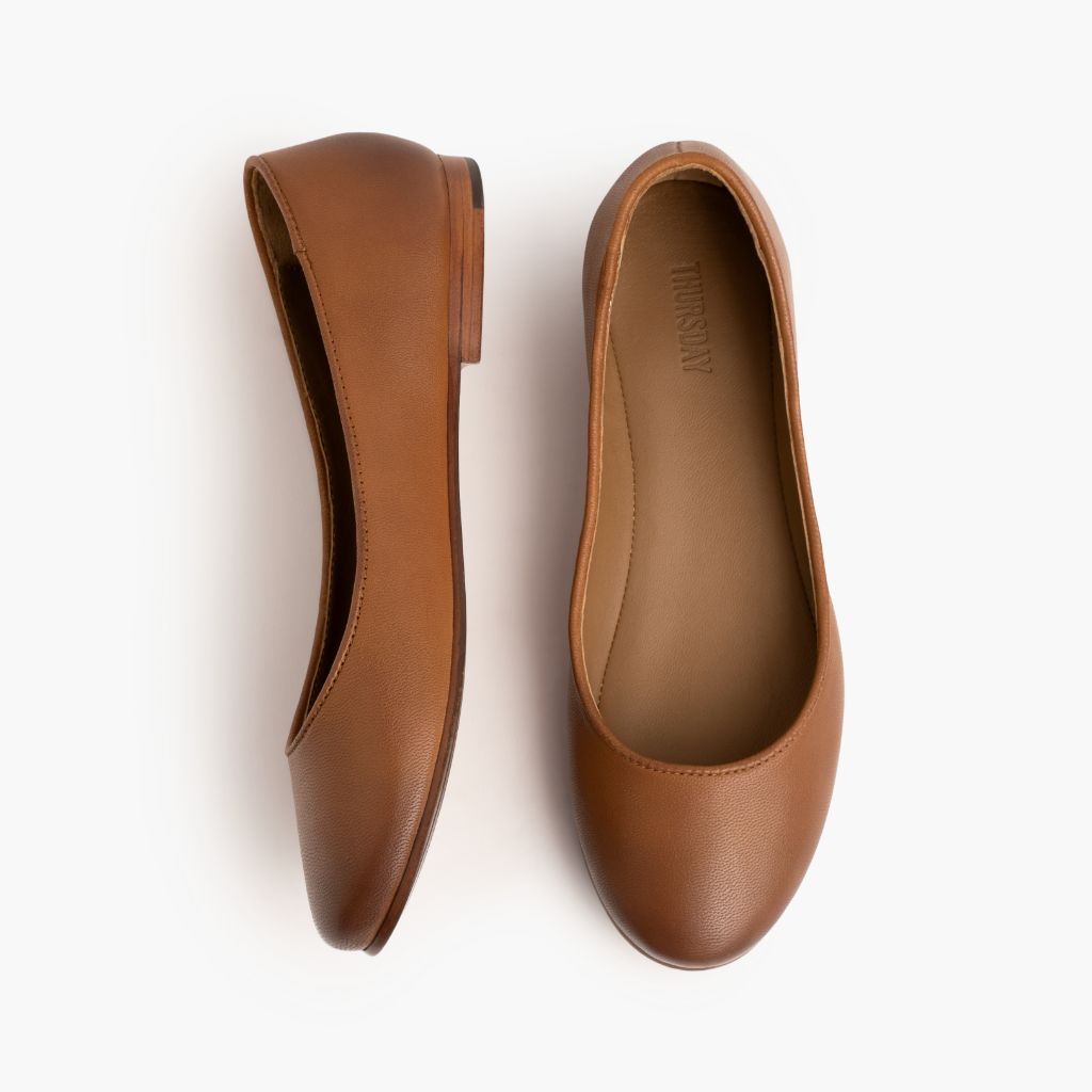 https://cdn.shopify.com/s/files/1/0419/1525/files/1024x1024-Womens-Feliz-Toffee-042723-Flatlay1.jpg?v=1683745402