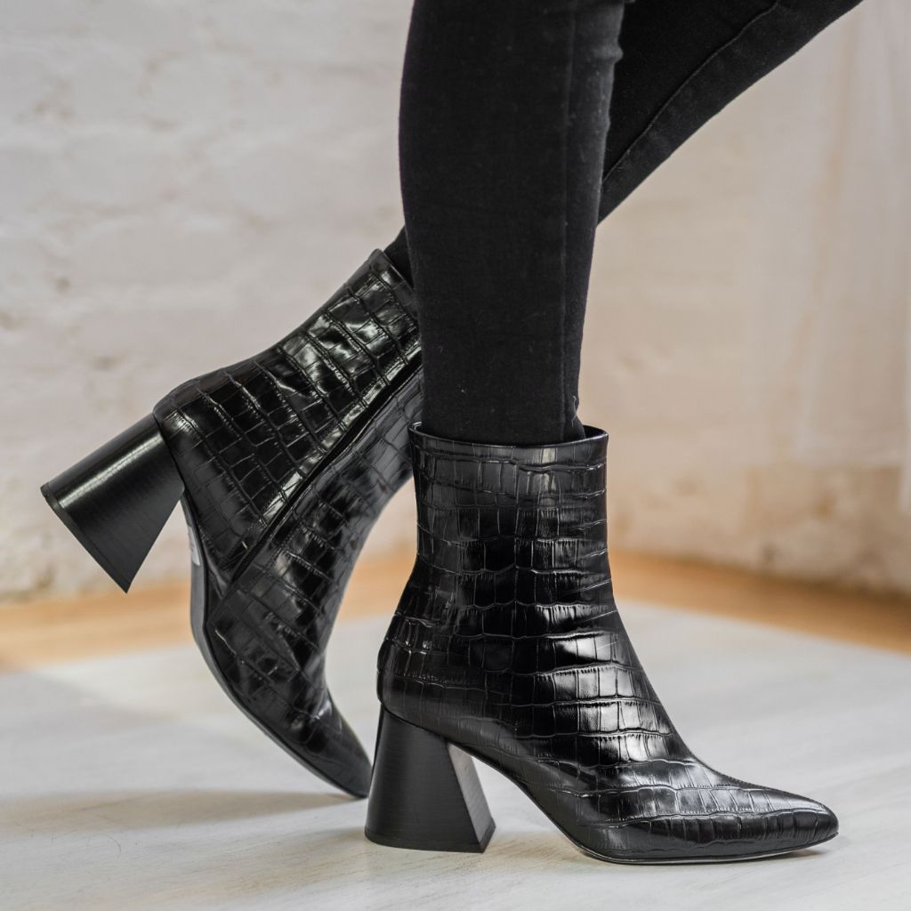 https://cdn.shopify.com/s/files/1/0419/1525/files/1024x1024-Womens-Heartbreaker-BlackCroco-070623-1_3d03d640-604e-4d77-ba3c-5aba7dc06f8c.jpg?v=1688751987
