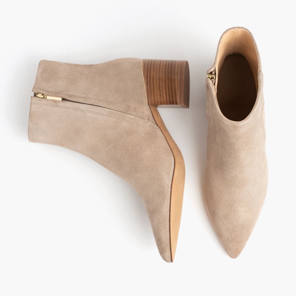 https://cdn.shopify.com/s/files/1/0419/1525/files/1024x1024-Womens-Luna-Sand-011524-Flatlay1.jpg?v=1706221793