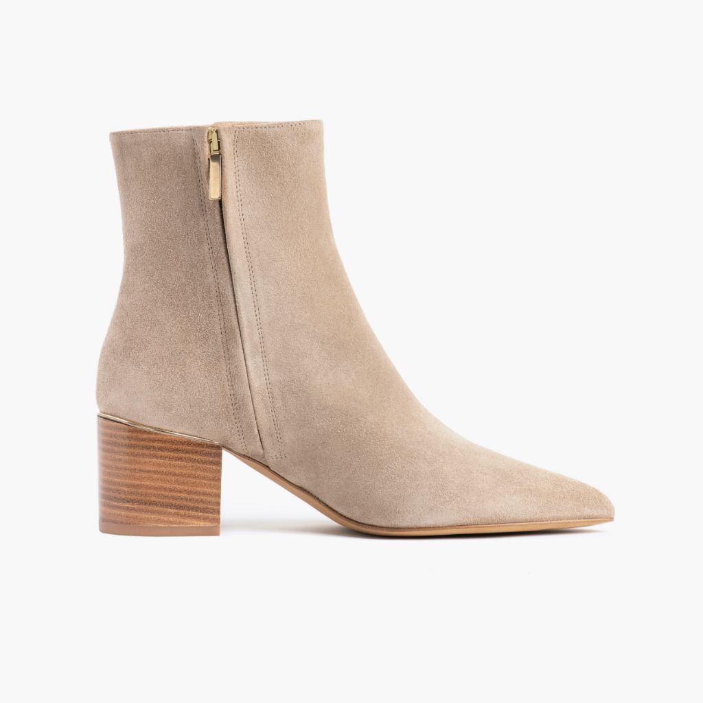 https://cdn.shopify.com/s/files/1/0419/1525/files/1024x1024-Womens-Luna-Sand-011524-SideZip.jpg?v=1706221793