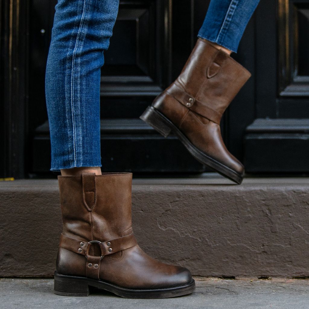https://cdn.shopify.com/s/files/1/0419/1525/files/1024x1024-Womens-Outlaw-LightTobacco-111524-1.jpg?v=1732044029