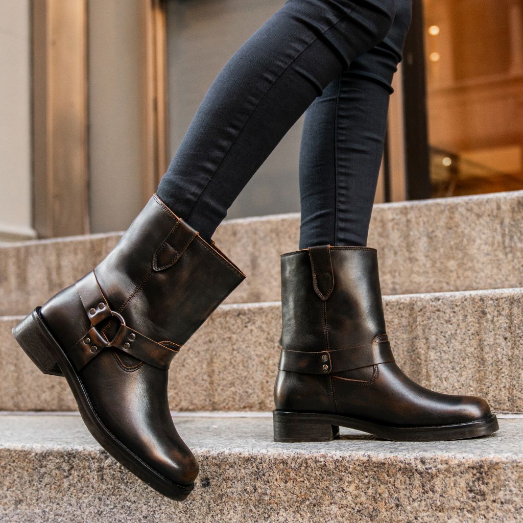 https://cdn.shopify.com/s/files/1/0419/1525/files/1024x1024-Womens-Outlaw-VintageBrown-111524-1.jpg?v=1732044081