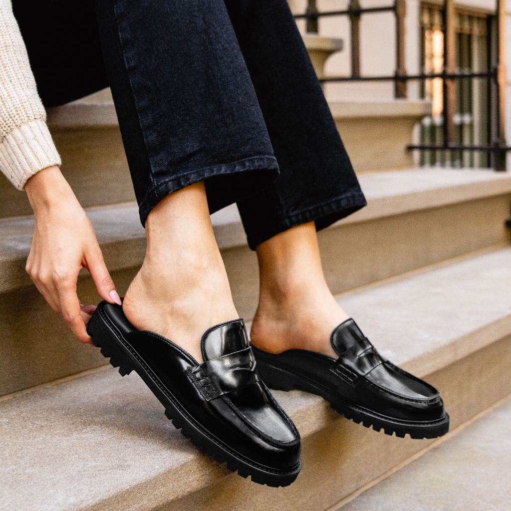 https://cdn.shopify.com/s/files/1/0419/1525/files/1024x1024-Womens-PennyMule-Black-102524-1_73585ae2-7839-424f-ad36-2bbbb962a953.jpg?v=1730318396