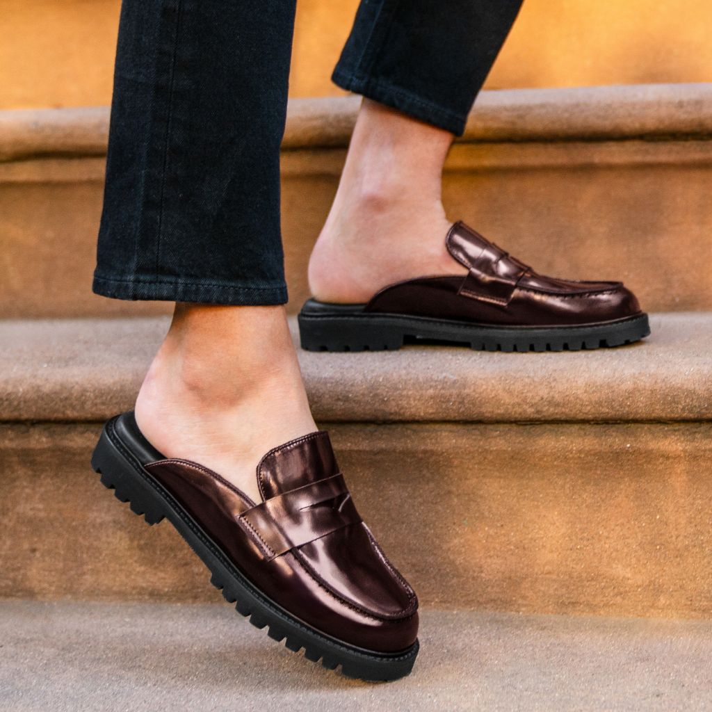 https://cdn.shopify.com/s/files/1/0419/1525/files/1024x1024-Womens-PennyMule-Burgundy-102524-2_a2748894-f866-40dd-87bc-a1ed7a7db4a3.jpg?v=1730318433