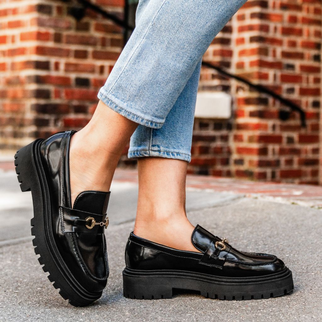 https://cdn.shopify.com/s/files/1/0419/1525/files/1024x1024-Womens-PennyPlatform-BlackGold-051324-1.jpg?v=1718804622