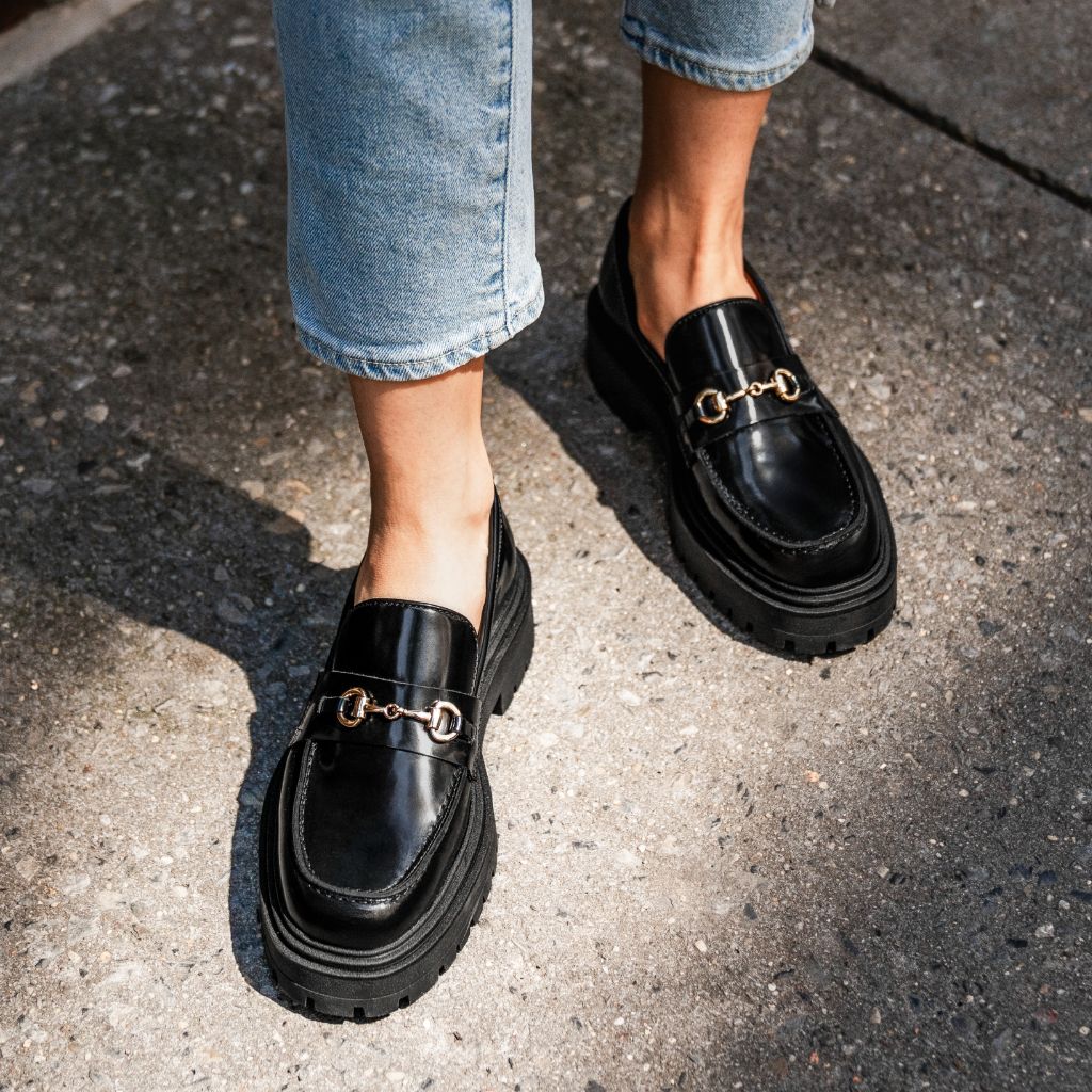 https://cdn.shopify.com/s/files/1/0419/1525/files/1024x1024-Womens-PennyPlatform-BlackGold-051324-2.jpg?v=1718804622