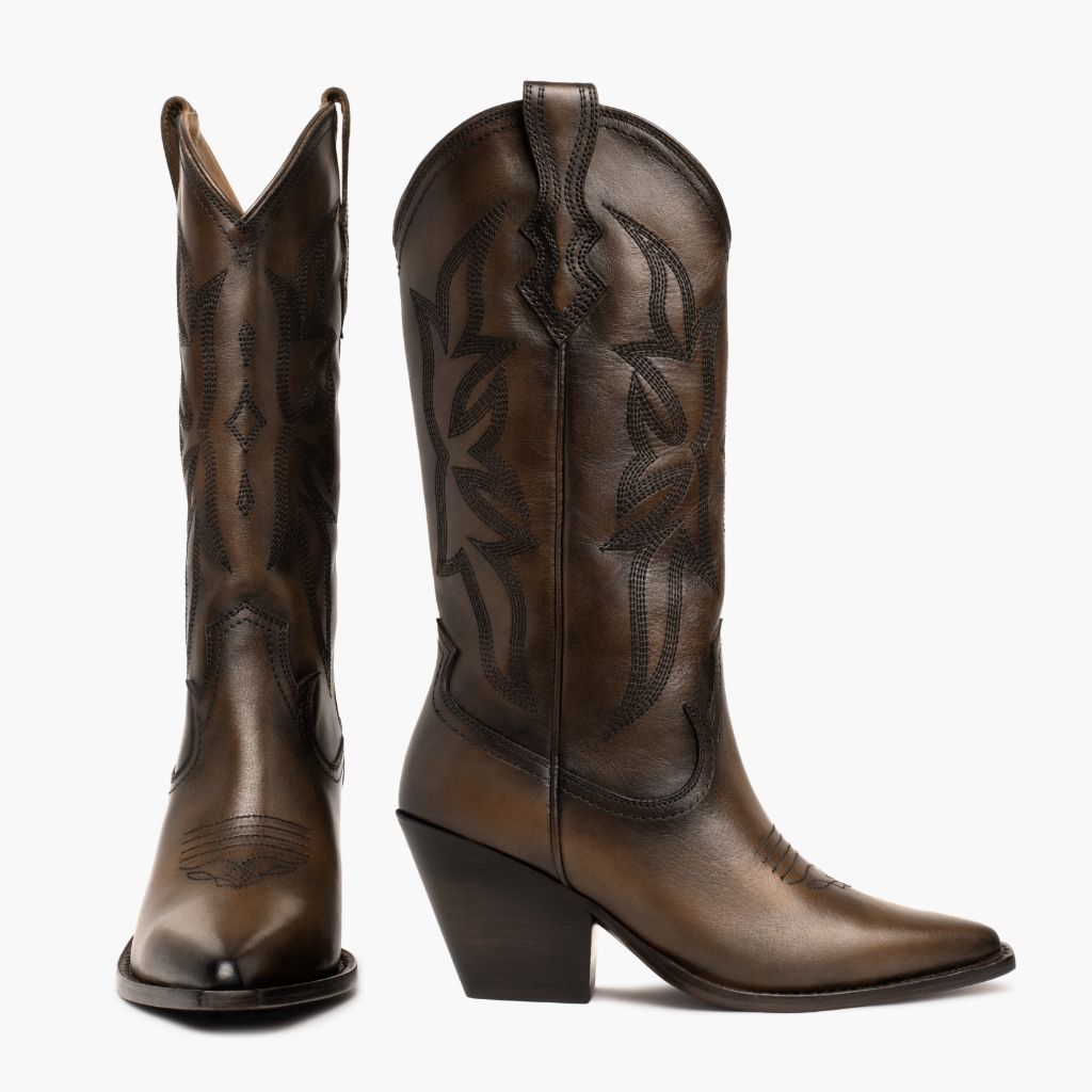 https://cdn.shopify.com/s/files/1/0419/1525/files/1024x1024-Womens-Rodeo-Anejo-031924-FrontSide_c474dcbc-7b7e-4c65-a65c-594971146997.jpg?v=1715297375