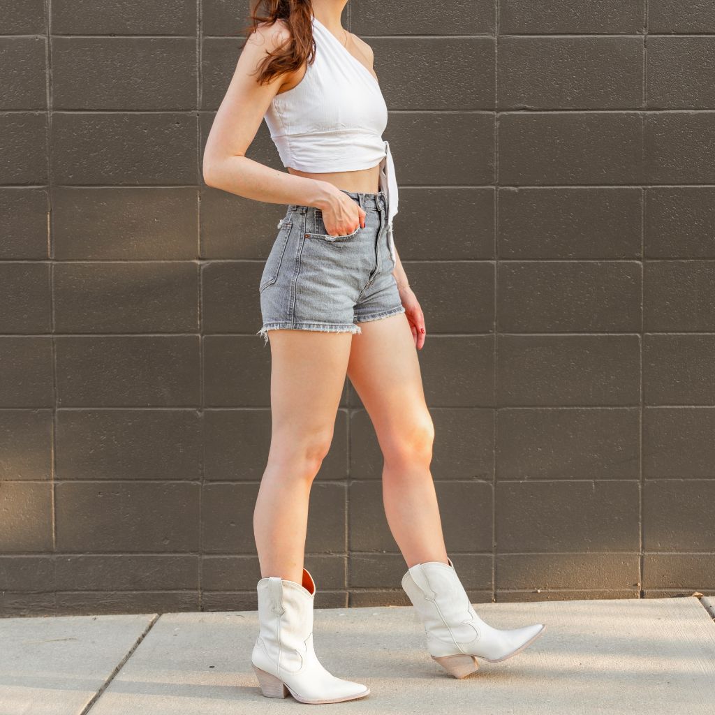 https://cdn.shopify.com/s/files/1/0419/1525/files/1024x1024-Womens-Sierra-White-042223-2.jpg?v=1714779219