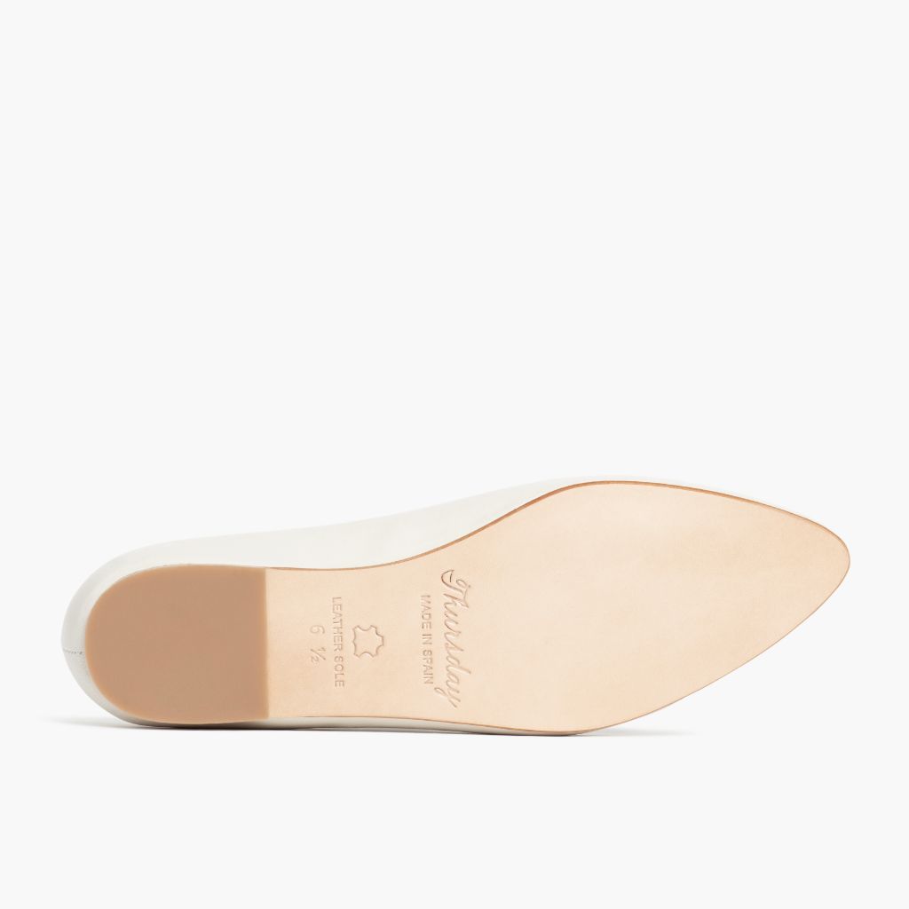 https://cdn.shopify.com/s/files/1/0419/1525/files/1024x1024-Womens-Viva-Ivory-060123-Outsole_54a4a4d4-a73a-40e4-a37e-3f4e1902ea52.jpg?v=1687891963